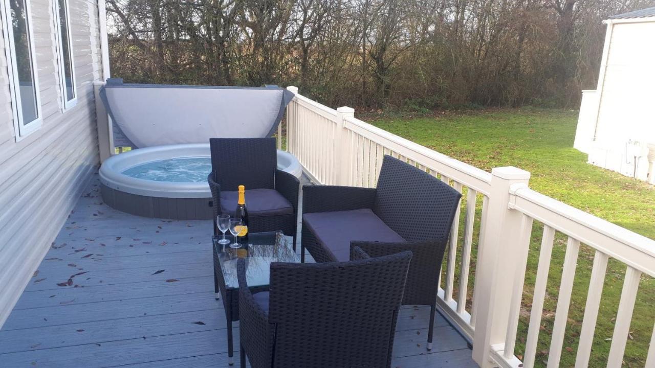 Ksr Hot Tub Holiday Home At Tattershall Lakes Bagian luar foto
